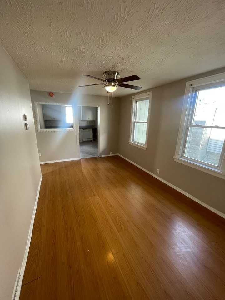 6808 Hague Avenue - Photo 5 of 33