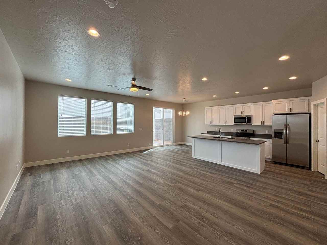 879 S 4380 W - Photo 4 of 41