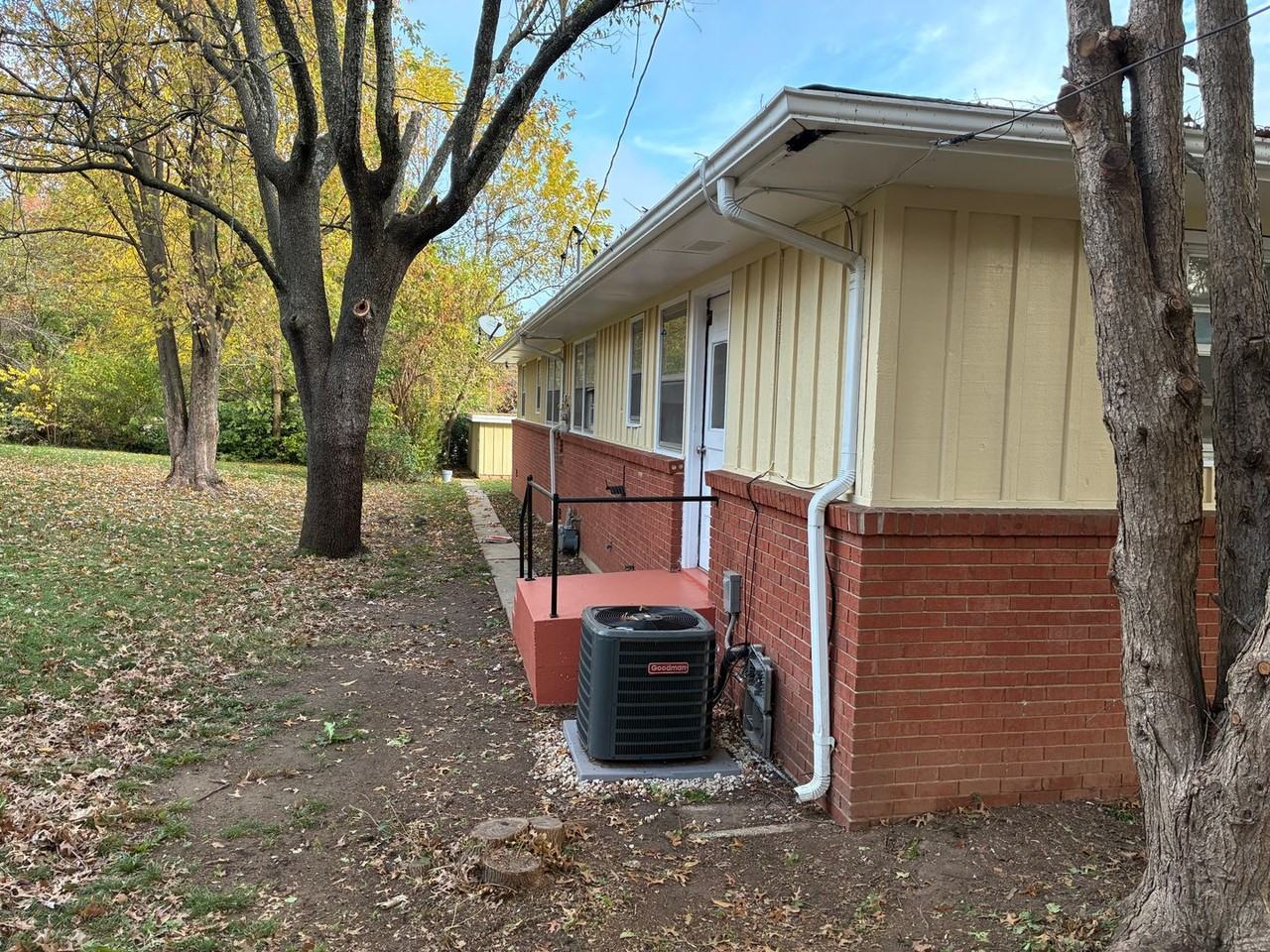 1359 E Elm St - Photo 5 of 22