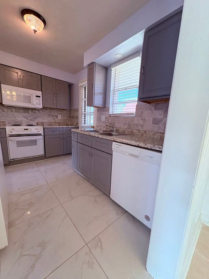 1540 El Prado Rd - Photo 3 of 24