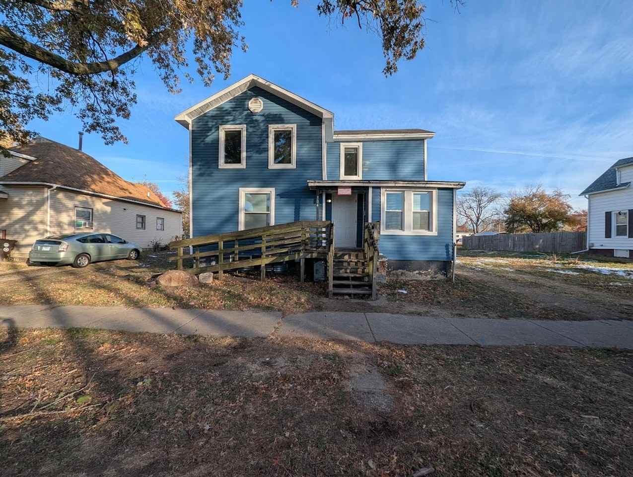 304 E Hill St - Photo 2 of 22