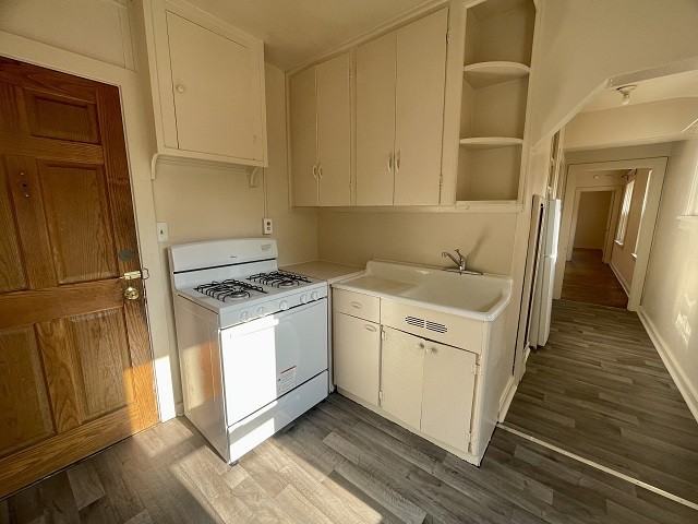 401 2nd Ave SW - Photo 2 of 6