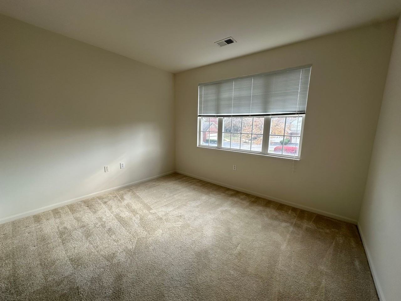 5002 Kames Sq - Photo 7 of 23