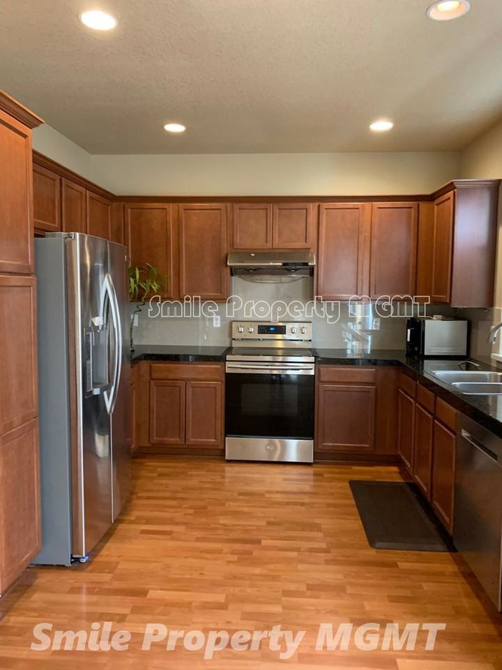 12500 Southeast Bush Street - Photo 4 of 23