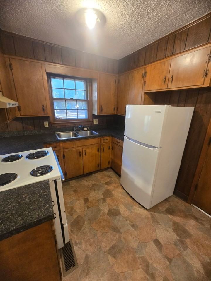 2990 Shadeland Circle - Photo 5 of 9