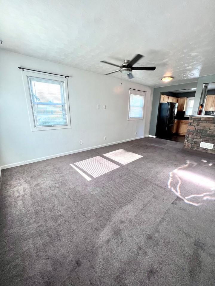 4504 S 47th St - Photo 4 of 30