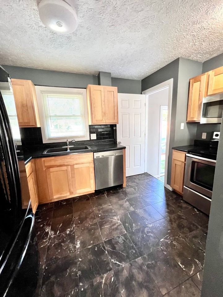 4504 S 47th St - Photo 2 of 30