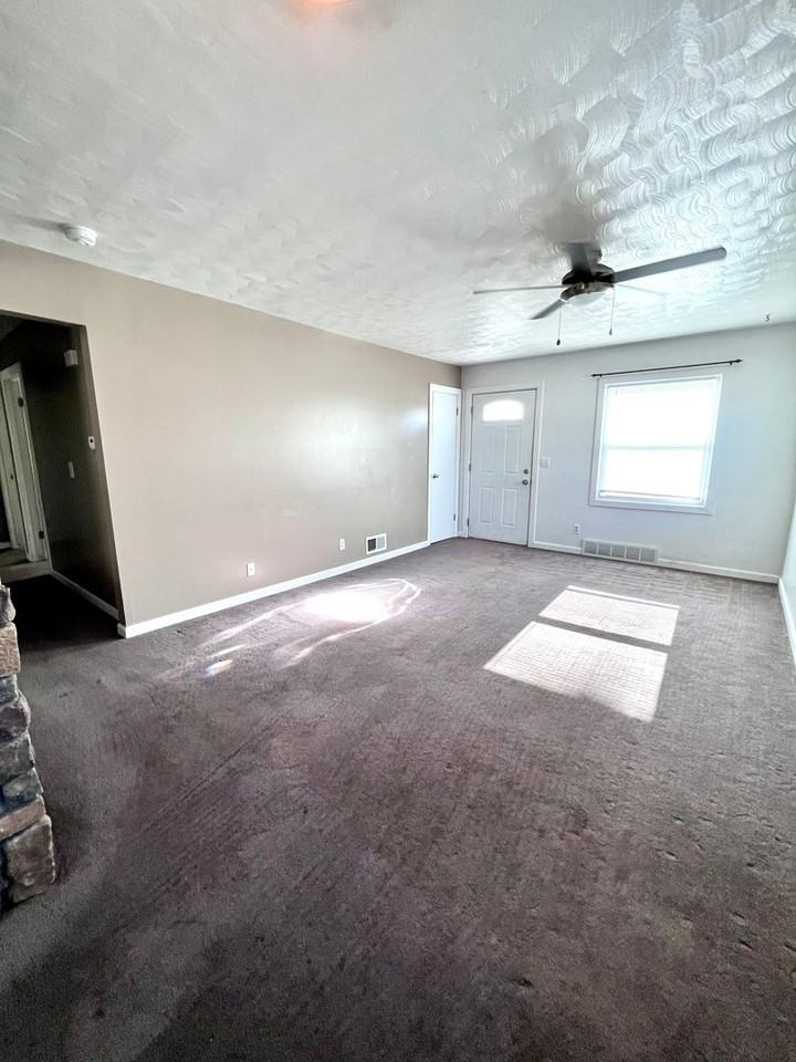 4504 S 47th St - Photo 5 of 30