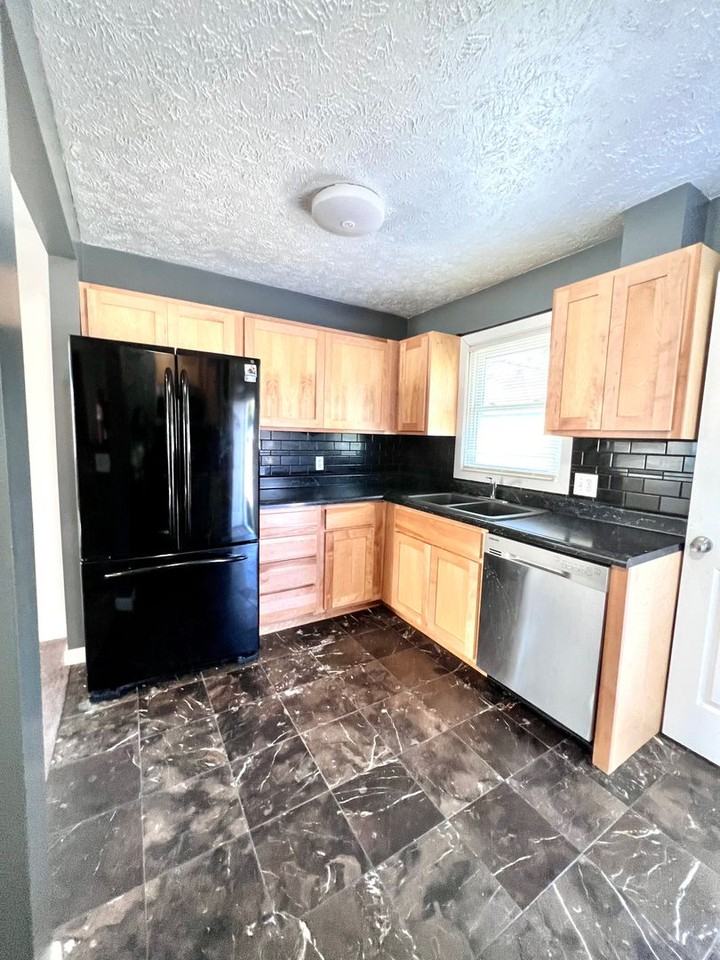 4504 S 47th St - Photo 3 of 30