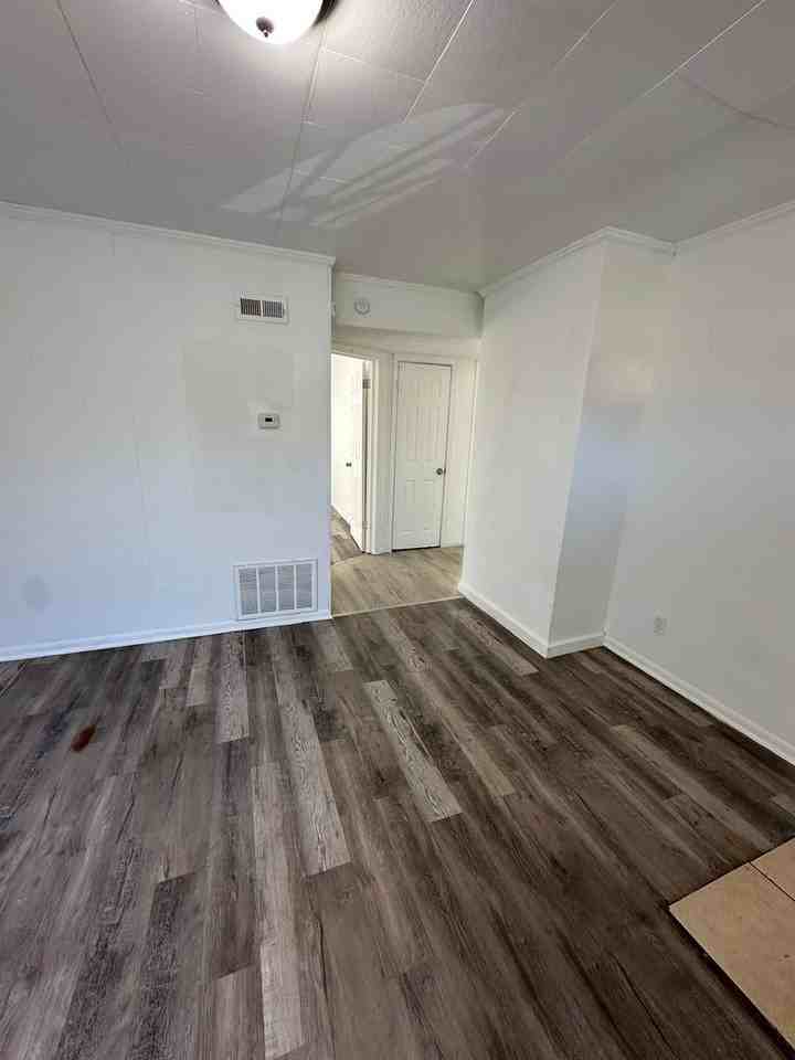 5023 East Linwood Boulevard - Photo 3 of 11