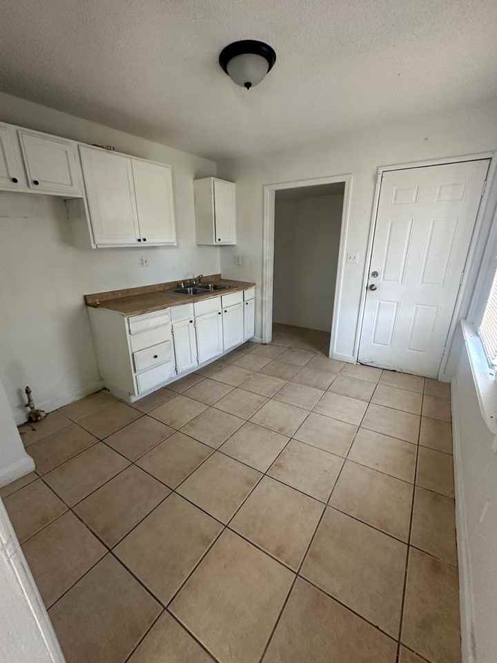 5023 East Linwood Boulevard - Photo 4 of 11