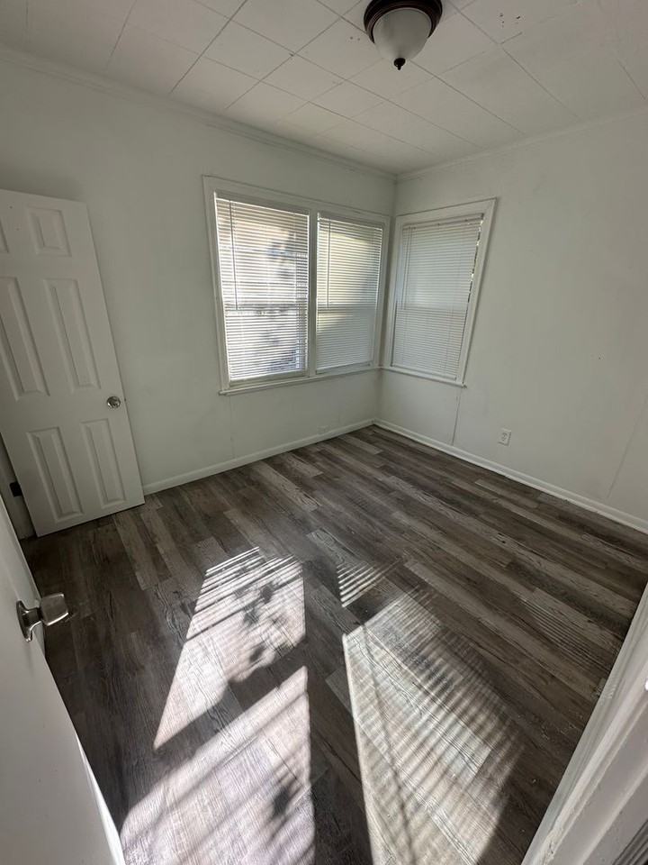 5023 East Linwood Boulevard - Photo 6 of 11