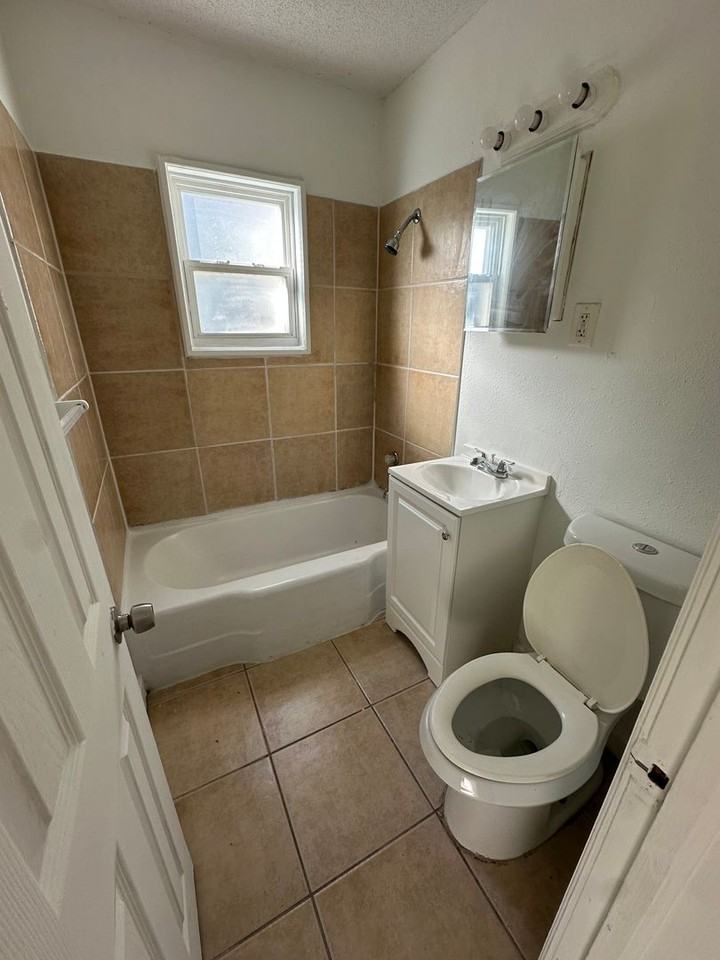 5023 East Linwood Boulevard - Photo 7 of 11