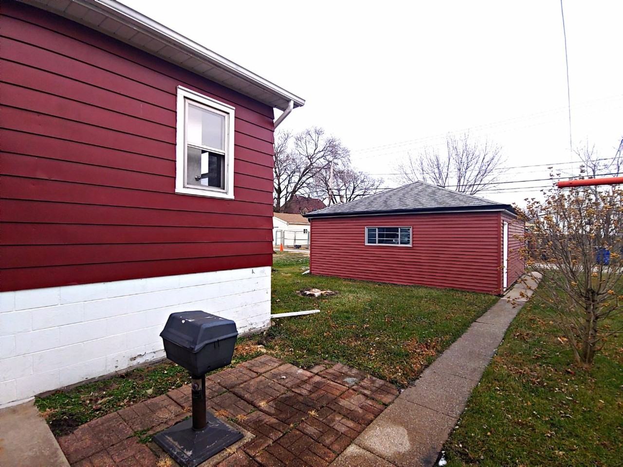 14027 S Mackinaw Ave - Photo 2 of 11