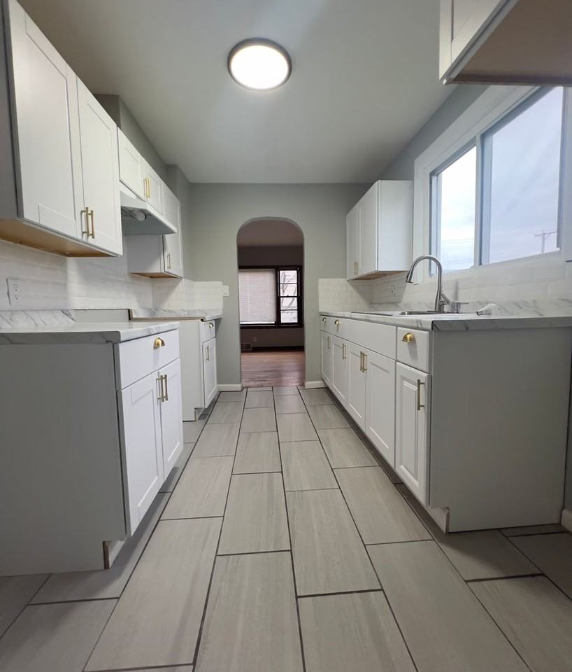 14027 S Mackinaw Ave - Photo 3 of 11