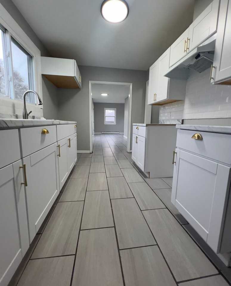 14027 S Mackinaw Ave - Photo 4 of 11