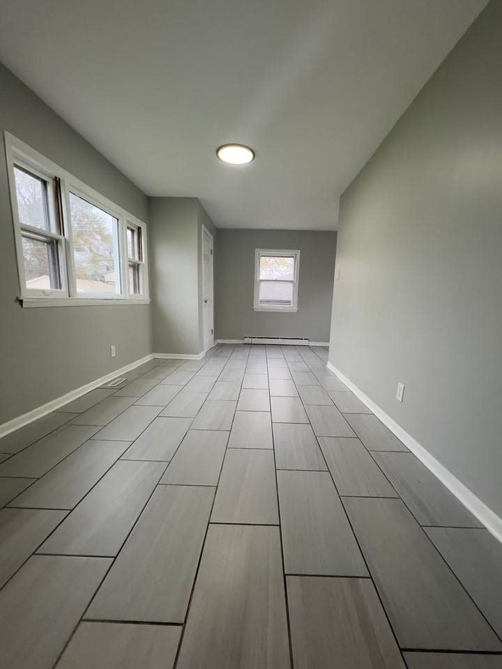 14027 S Mackinaw Ave - Photo 7 of 11