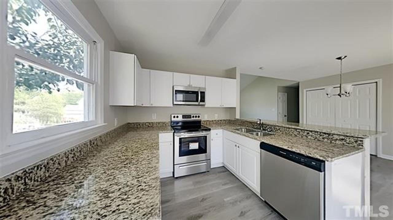 905 Dale St - Photo 4 of 13