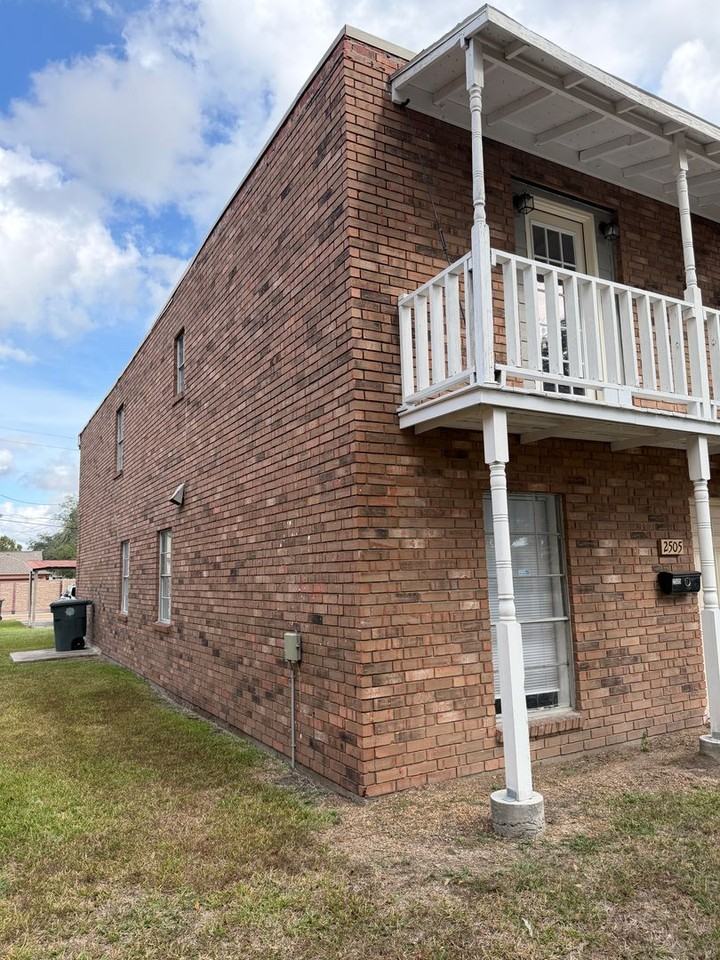 2505 Oak Park Boulevard - Photo 2 of 31