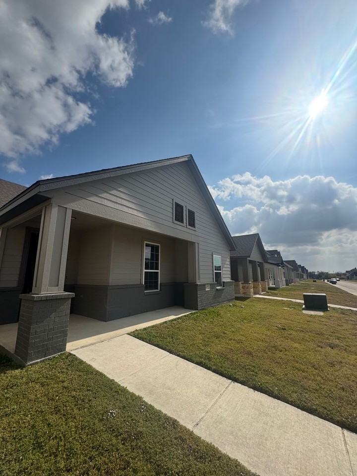 672 The Cottages Drive - Photo 2 of 24