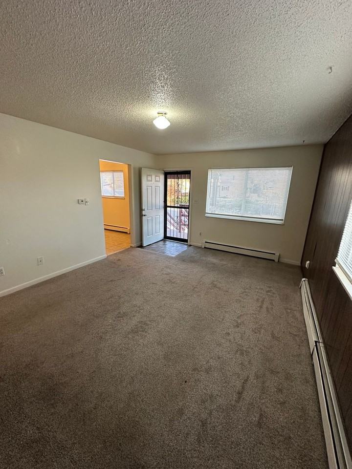 1304 29th St - Photo 3 of 20