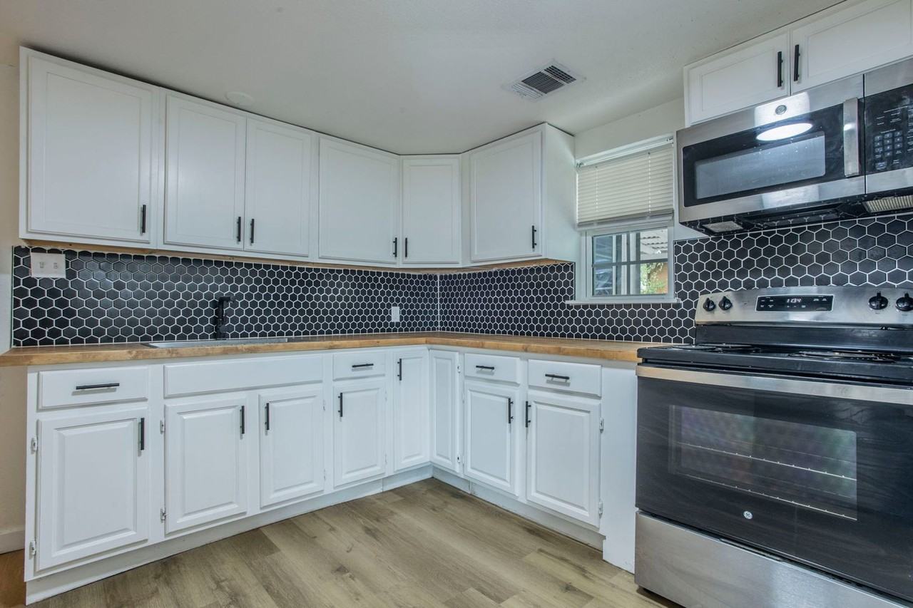 5807 Mayo Drive - Photo 4 of 15