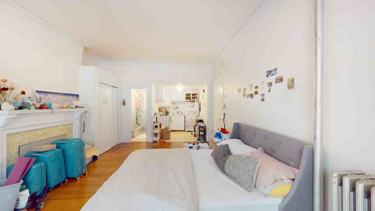 1073 Beacon St - Photo 4 of 9