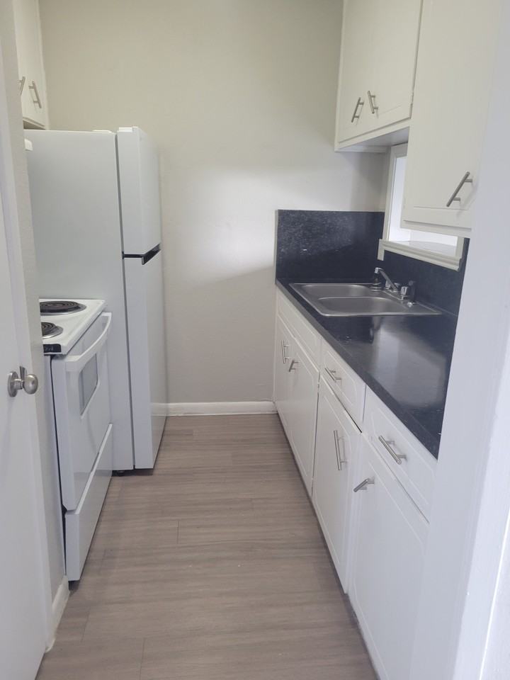 Portland Manor Apartments - Photo 3 of 7