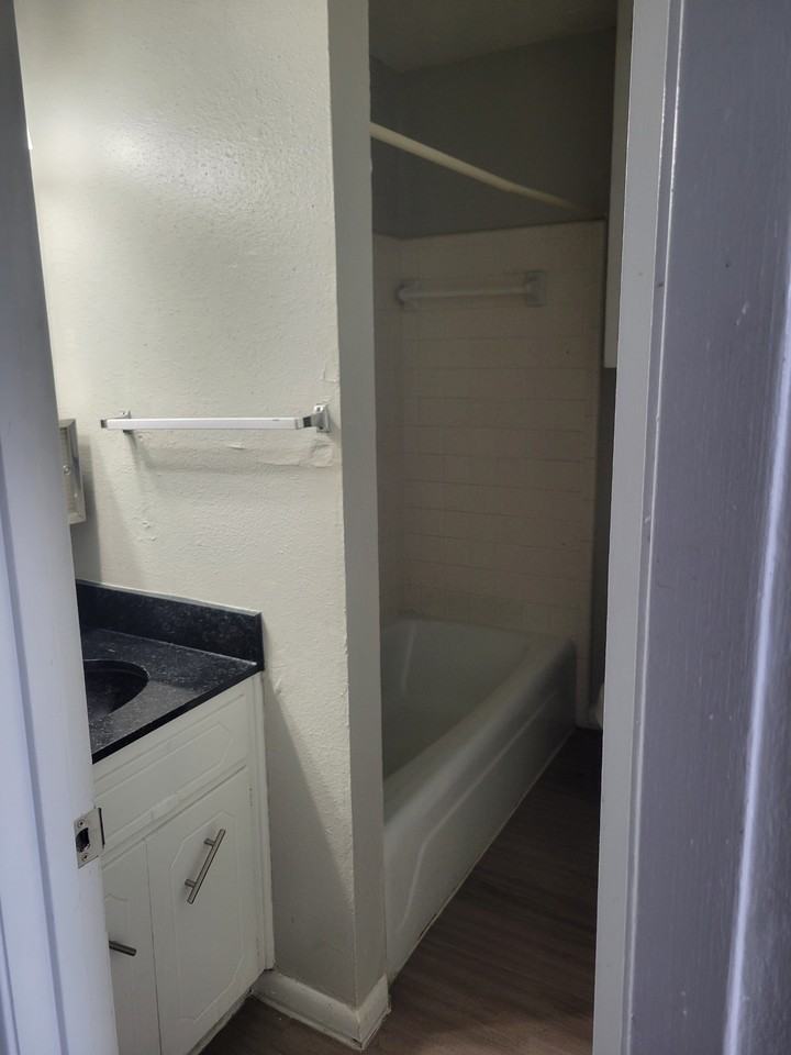 Portland Manor Apartments - Photo 4 of 7