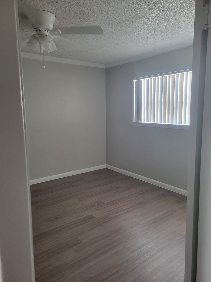 Portland Manor Apartments - Photo 5 of 7