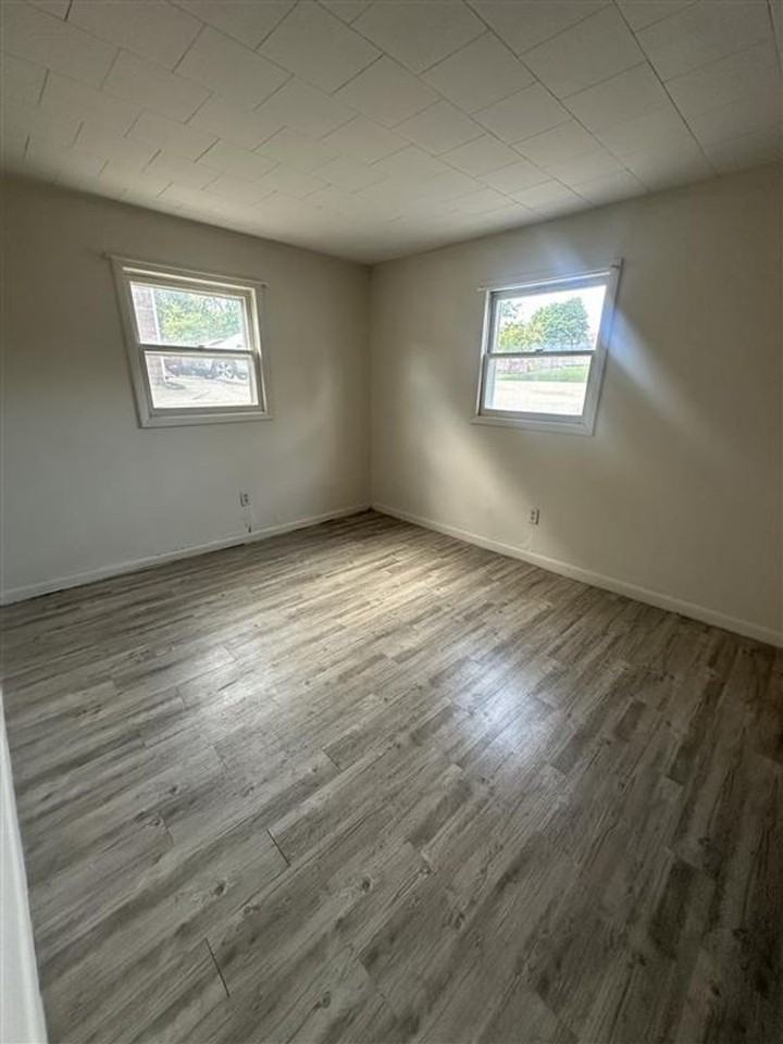 200 W Commercial St - Photo 6 of 10