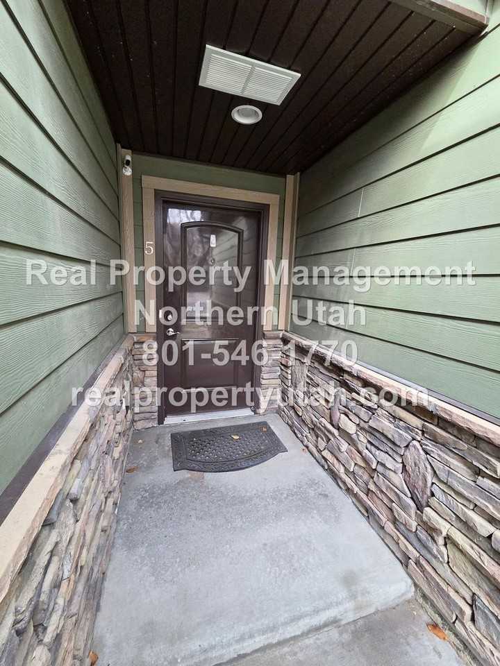 3385 Brynn Ave - Photo 3 of 26