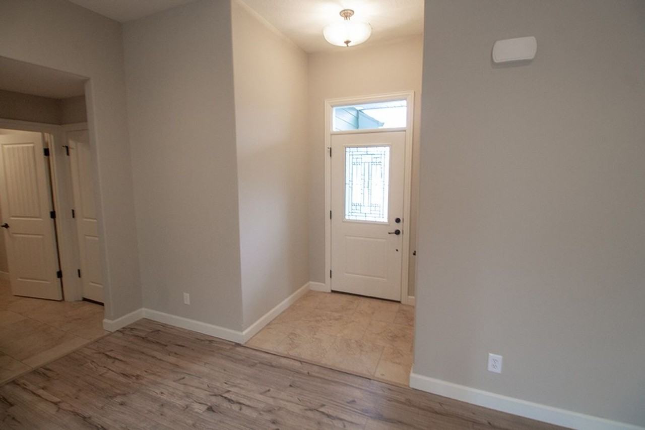 7410 Oakley Dr - Photo 3 of 35