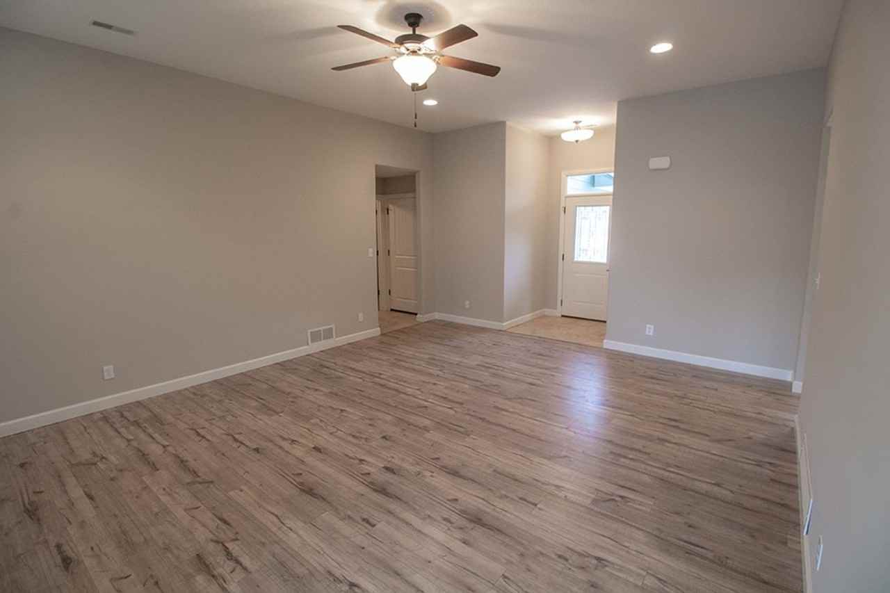 7410 Oakley Dr - Photo 6 of 35