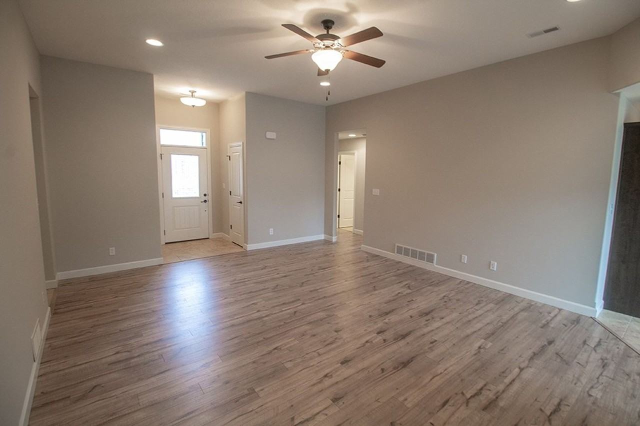 7410 Oakley Dr - Photo 7 of 35