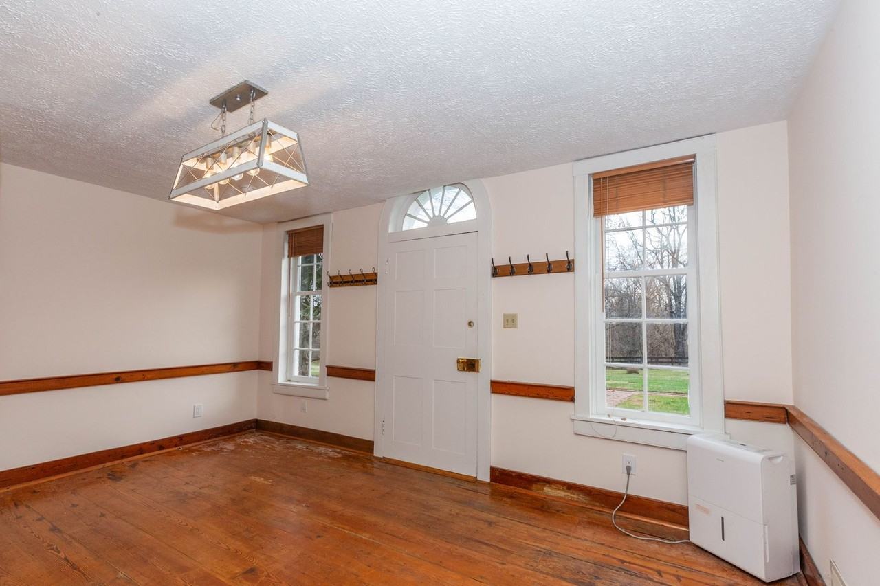 562 Smithfield Lane - Photo 3 of 24