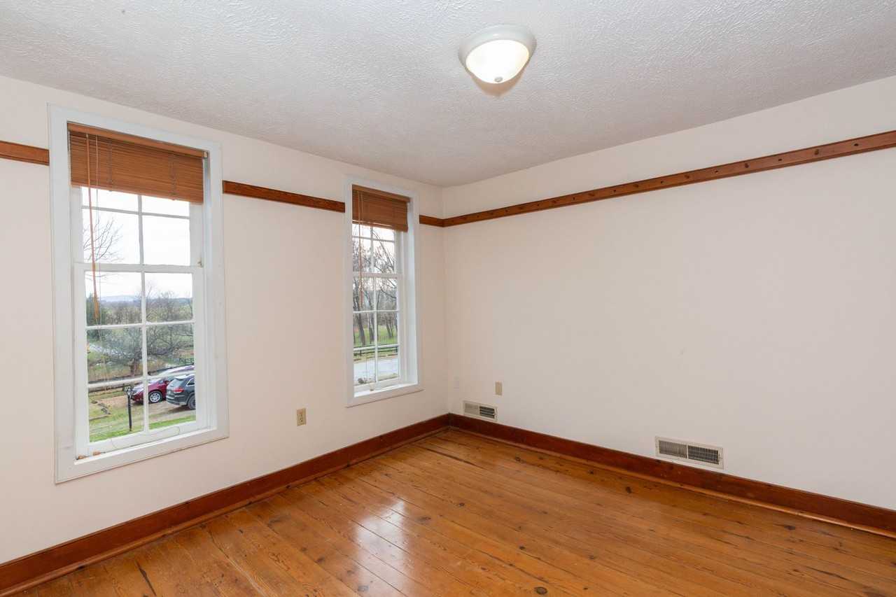 562 Smithfield Ln - Photo 4 of 24