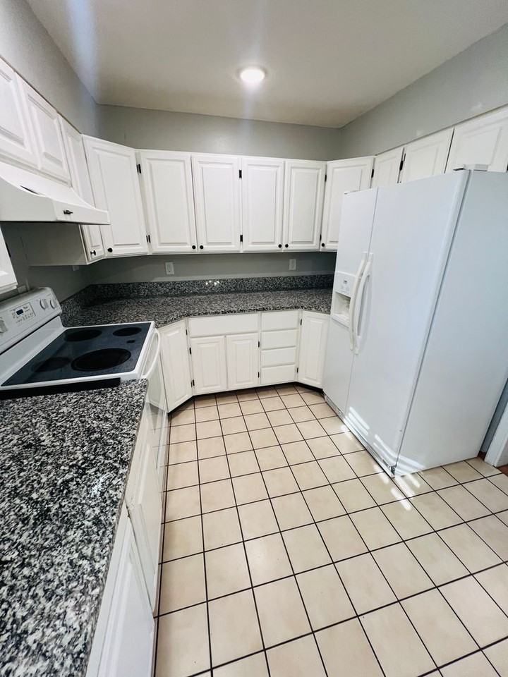 2101 Douglas St - Photo 3 of 19