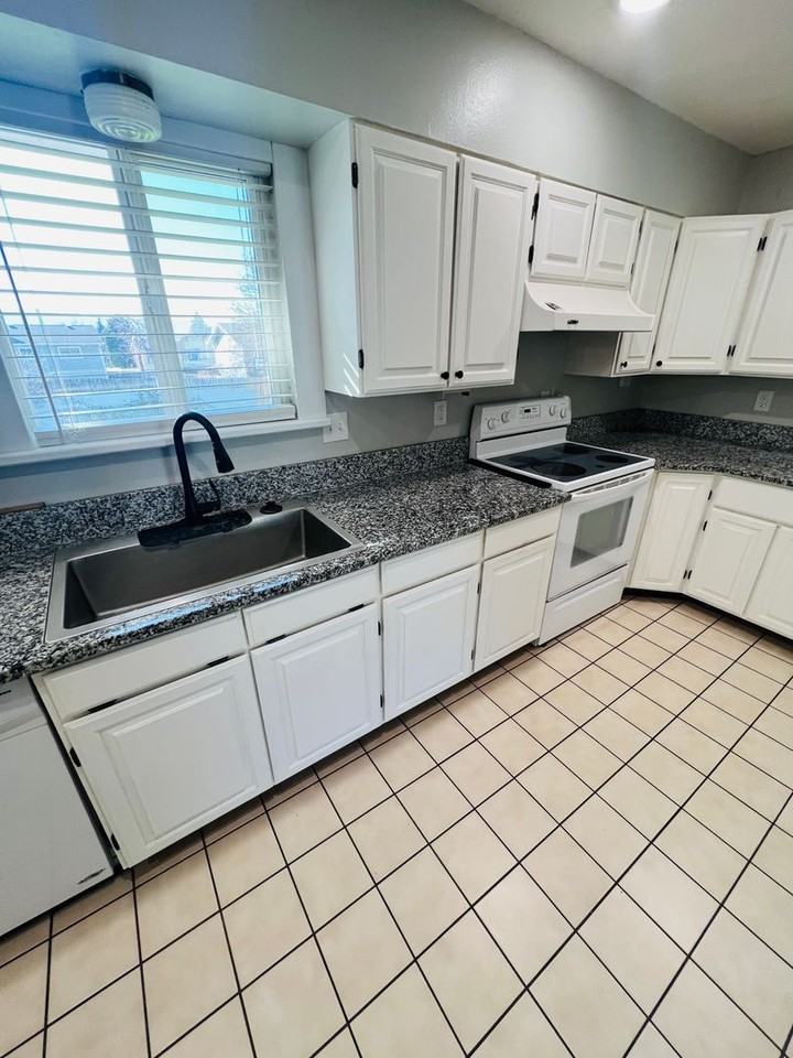 2101 Douglas St - Photo 4 of 19