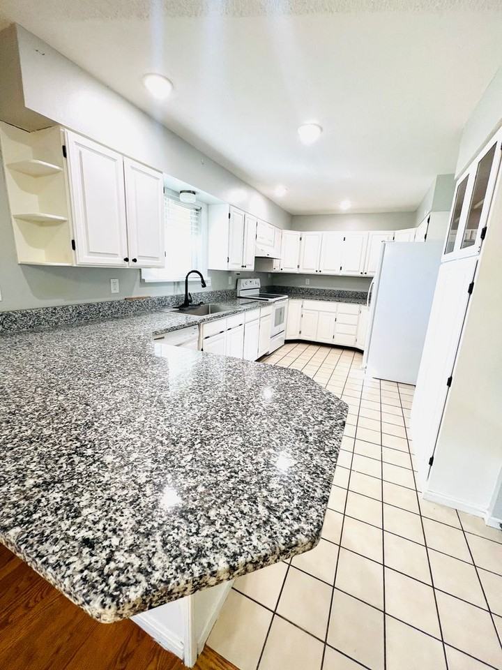 2101 Douglas St - Photo 5 of 19