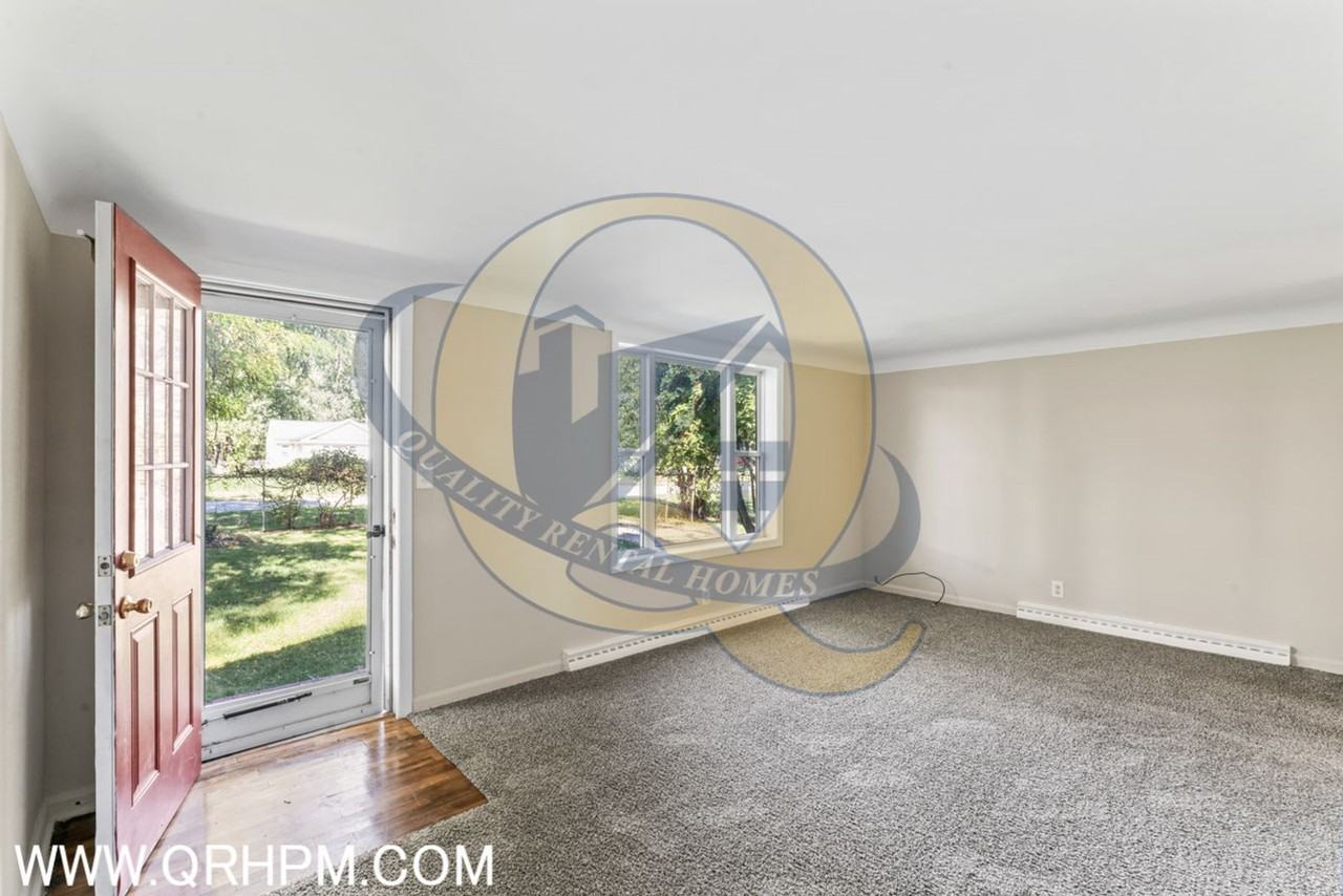 5068 Roberts Dr - Photo 5 of 20