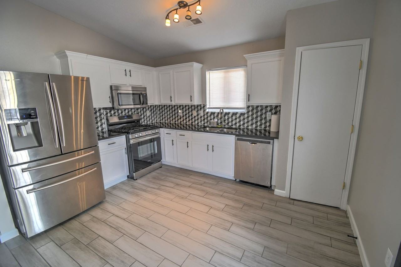 11605 Singing Arrow Avenue Southeast - Photo 3 of 12