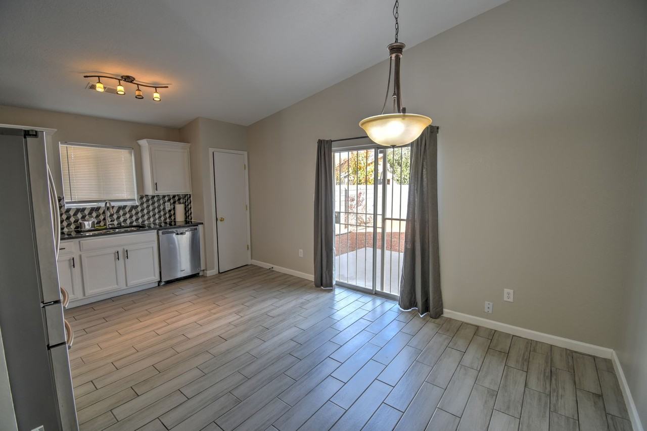 11605 Singing Arrow Avenue Southeast - Photo 4 of 12