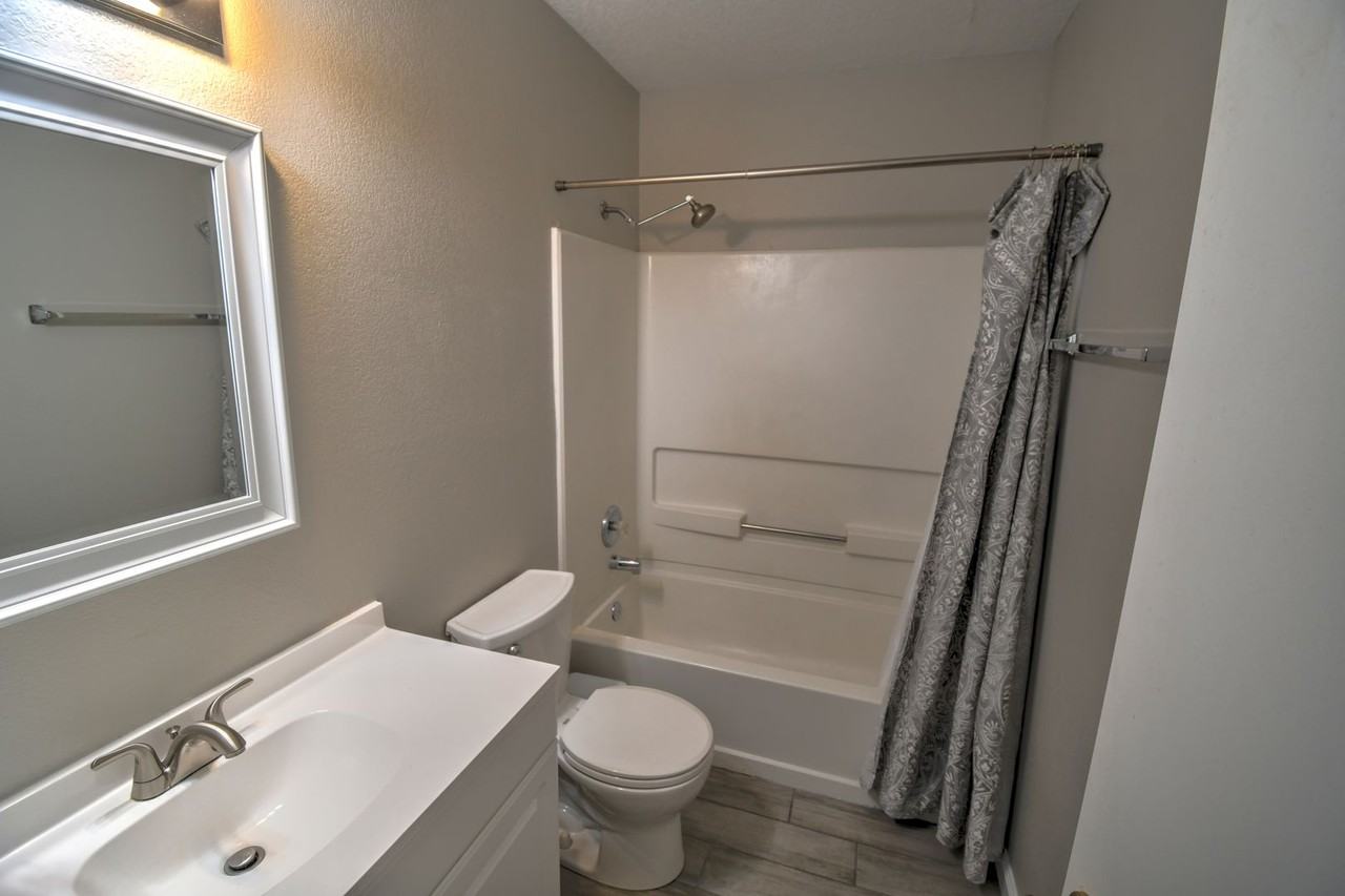 11605 Singing Arrow Avenue Southeast - Photo 7 of 12