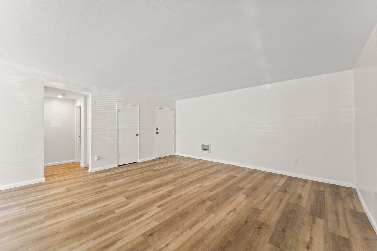 18530 Hatteras Street - Photo 4 of 12