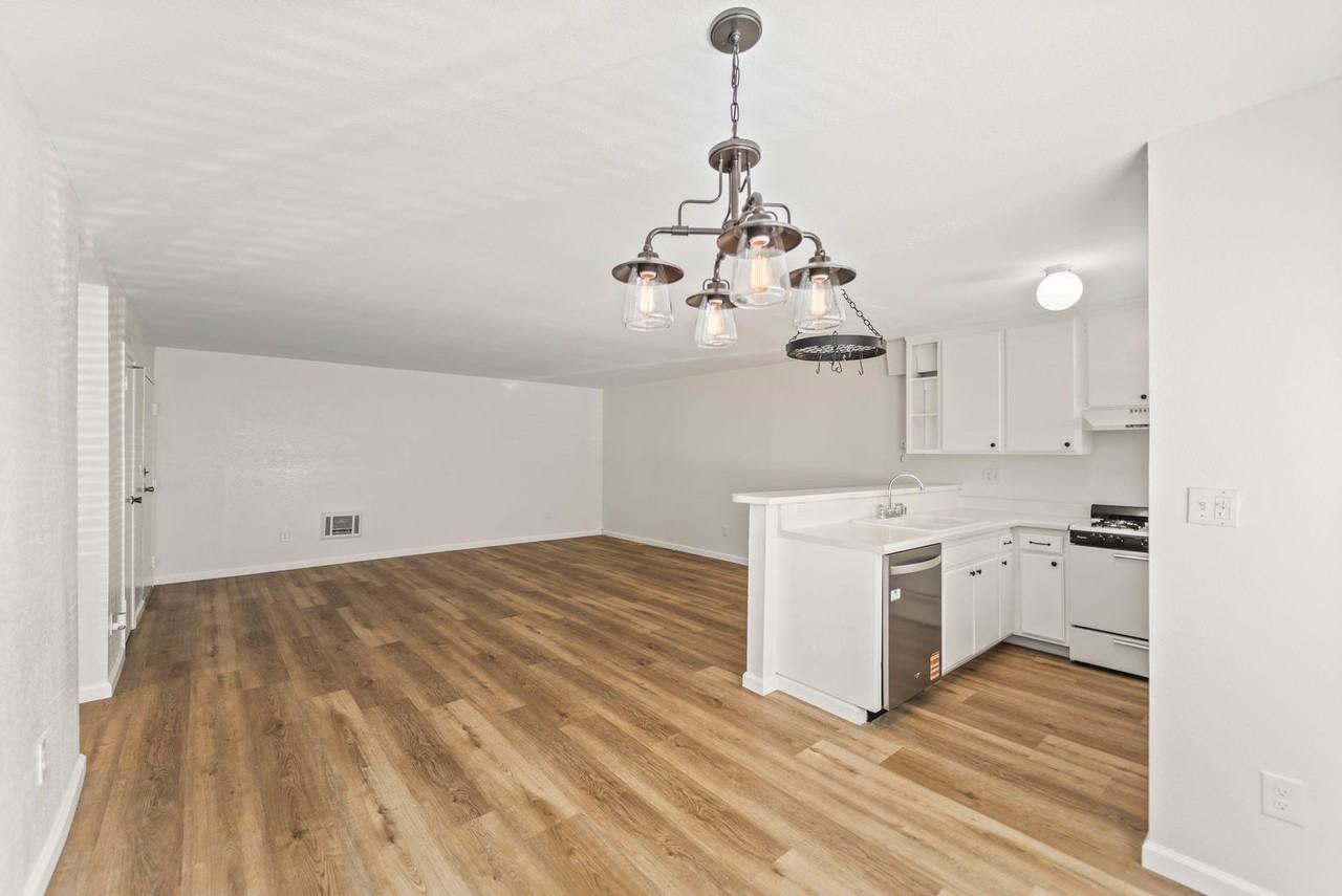 18530 Hatteras Street - Photo 5 of 12