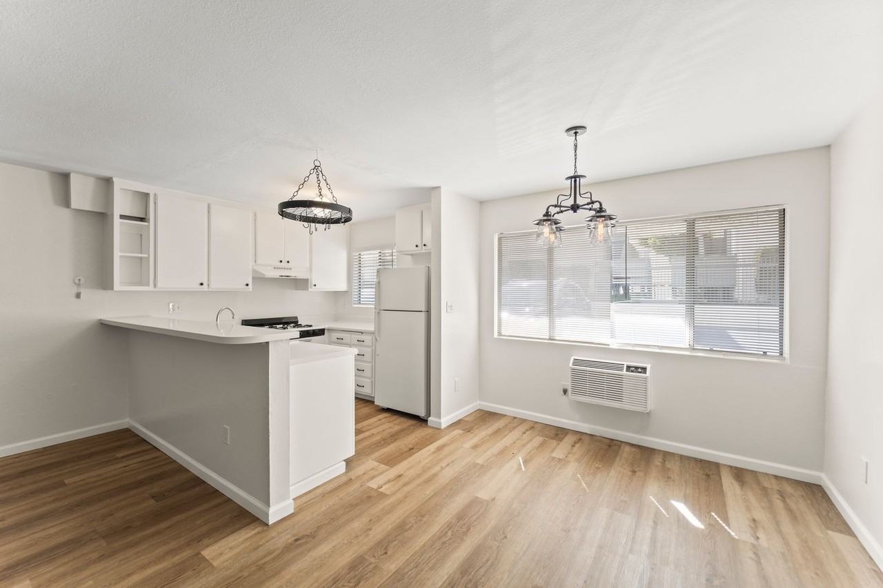 18530 Hatteras Street - Photo 6 of 12