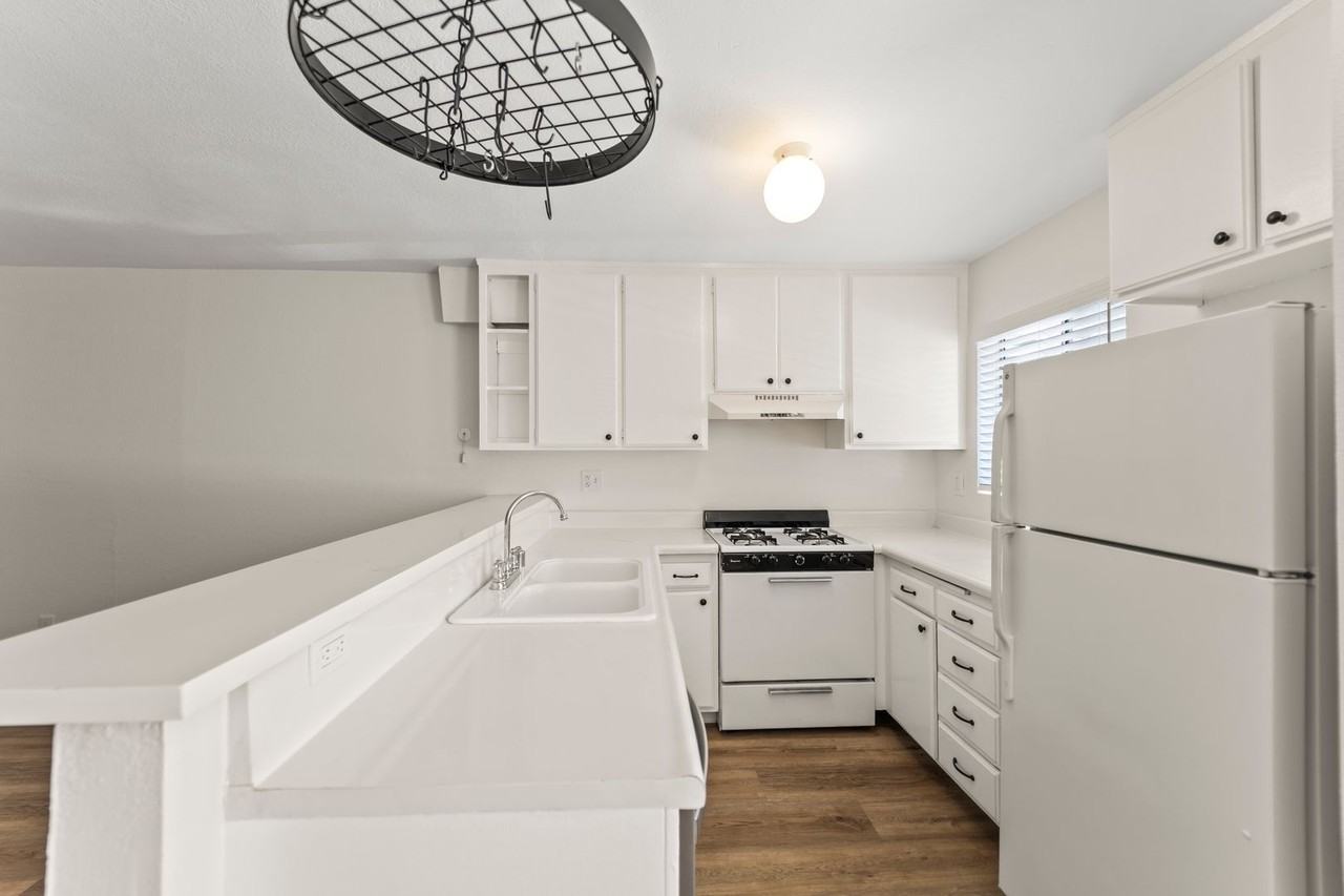 18530 Hatteras Street - Photo 7 of 12