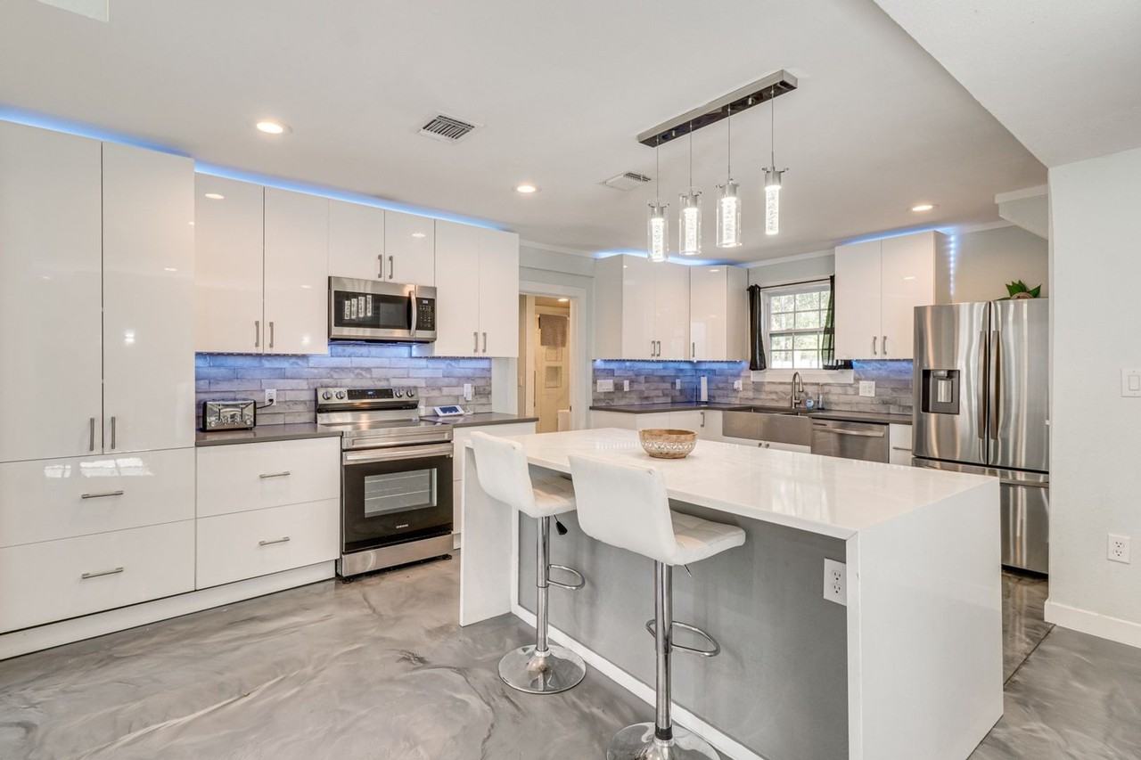 372 Plum St - Photo 2 of 26