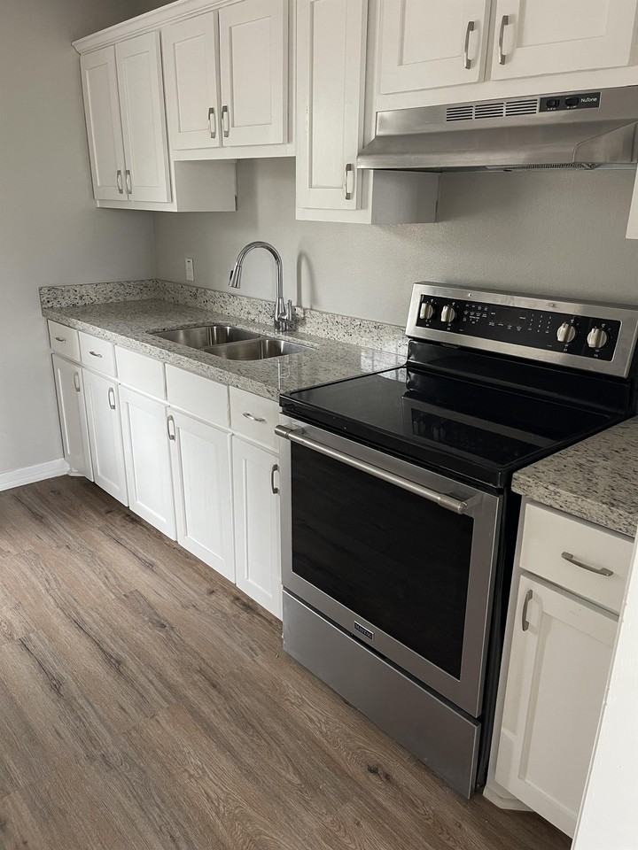 912 Athol Street - Photo 2 of 9